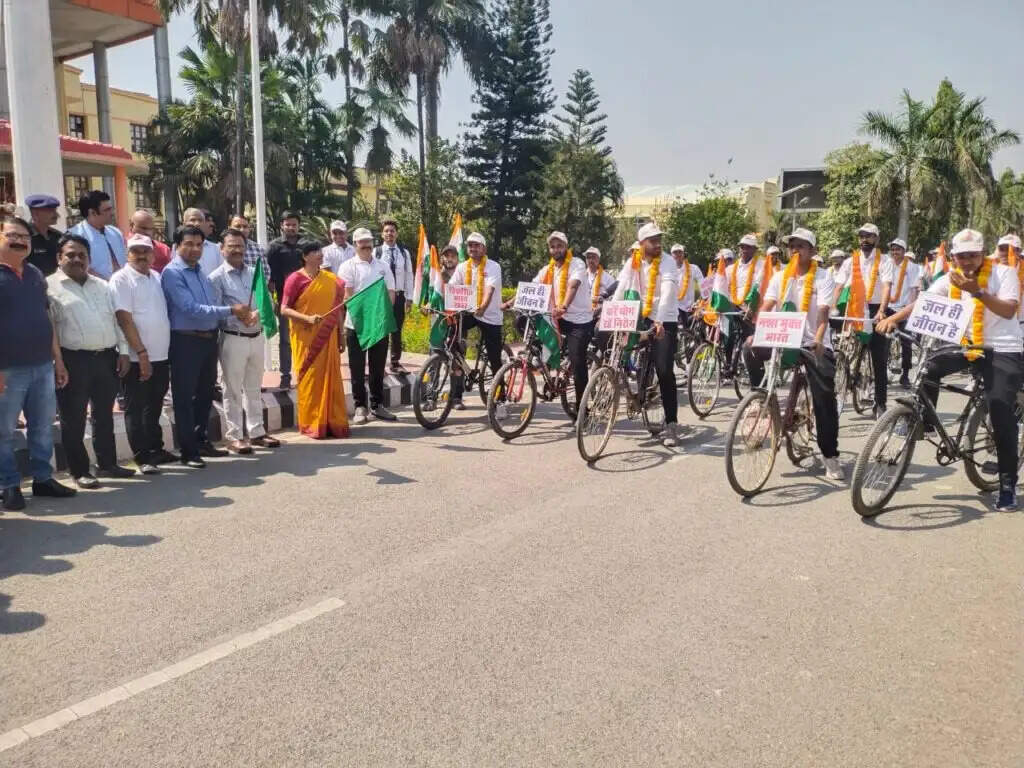 VBSPU : तीन दिनी साइकिल यात्रा को कुलपति हरी झंडी दिखाकर किया रवाना, छात्रों ने ग्रामीणों को दिलाई ‘दहेज मुक्त भारत’ और ‘नशा मुक्त भारत’ की शपथ