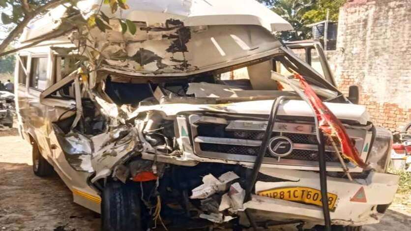 वाराणसी-सुल्तानपुर हाईवे पर भीषण सड़क हादसा: श्रद्धालुओं से भरी मिनी बस ट्रेलर से टकराई, दो की मौत, दस घायल