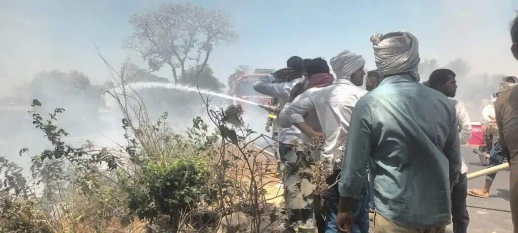 Jaunpur : इटैली नाले के जंगल में आग, बड़ा हादसा टला