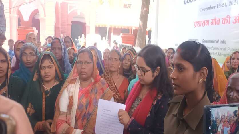 बसीरपुर गोलीकांड: आरोपी को छोड़ने की मांग को लेकर महिलाओं का कलेक्ट्रेट में प्रदर्शन