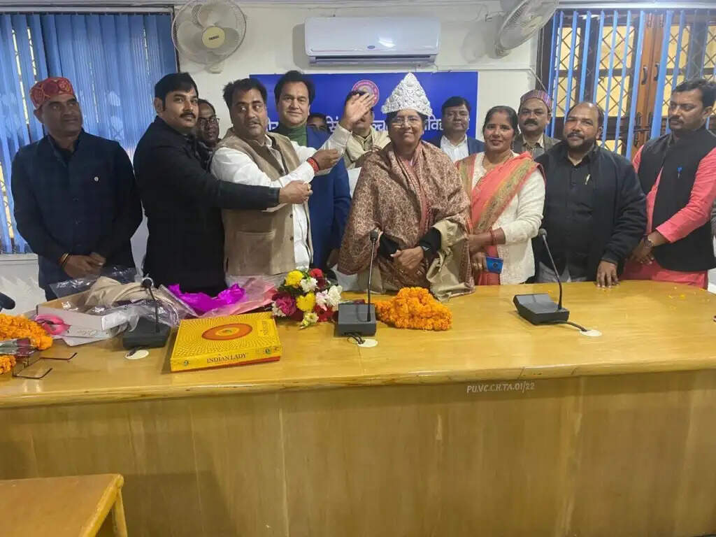 पूर्वांचल विश्वविद्यालय प्रबंधक महासंघ ने कुलपति प्रो. वंदना सिंह को मुकुट पहनाकर किया सम्मानित
