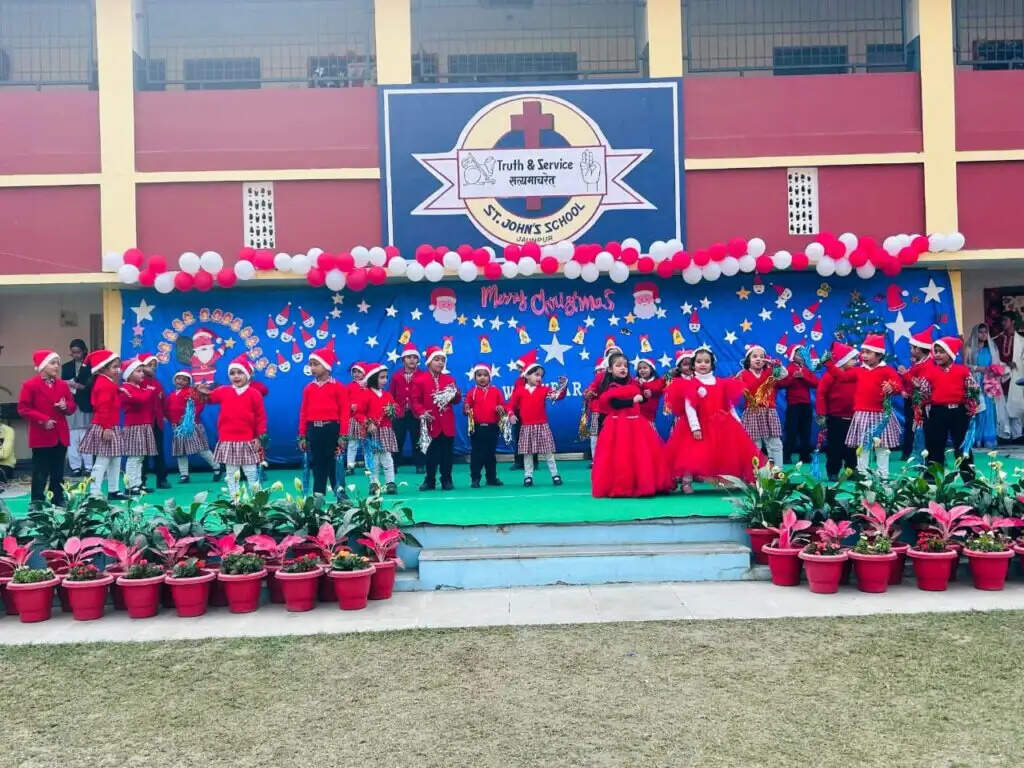 सेंट जॉन्स स्कूल में धूमधाम से मनाया गया क्रिसमस, गिफ्ट पाकर खिल उठे बच्चों के चेहरे