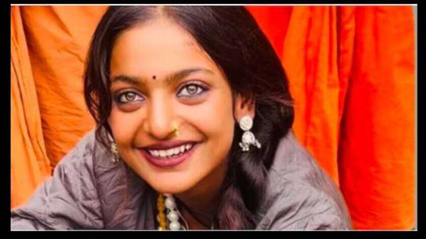 Mahakumbh में माला बेचने आईं Monalisa का फिल्मों में काम करने का सपना होगा सच! ऑफर हुआ लीड एक्ट्रेस का रोल