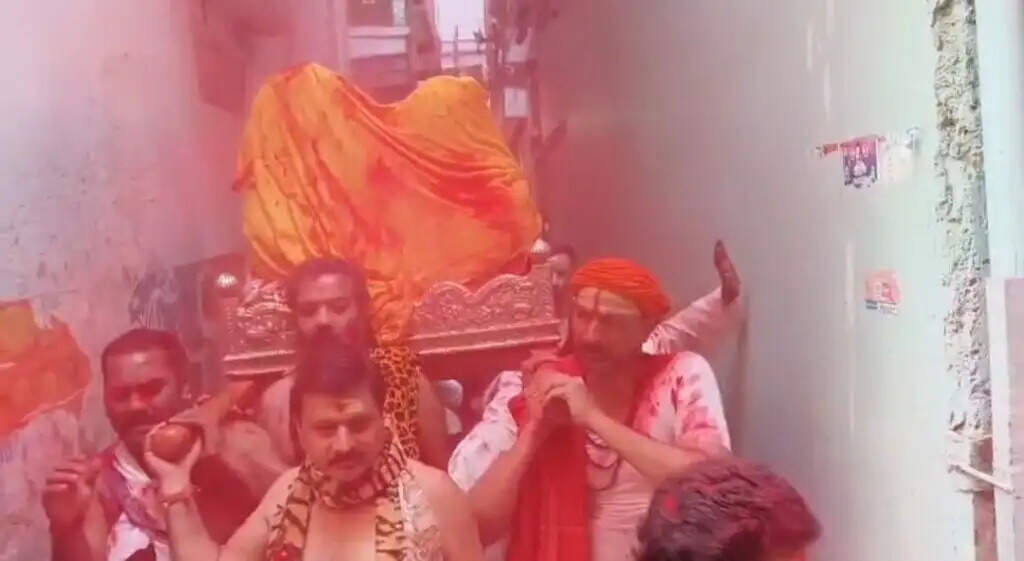 Rangbhari Ekadsahi : मां गौरा को विदा कर काशीपुराधिपति लौटे विश्वनाथ धाम