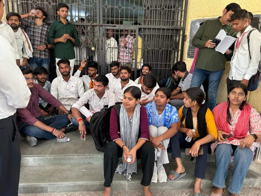 पूर्वांचल विश्वविद्यालय में विभिन्न मांगों को लेकर छात्रों का विरोध प्रदर्शन, कुलसचिव का खींचा हाथ, कर्मी का पकड़ा कॅालर