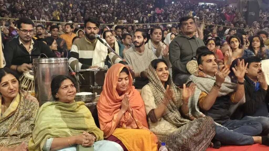 साउथ एक्ट्रेस साई पल्लवी ने वाराणसी के दशाश्वमेध घाट पर की गंगा आरती, कहा- मेरे जीवन का अविस्मरणीय क्षण