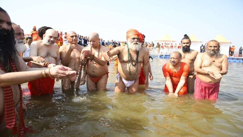 Mahakumbh 2025 : गृहमंत्री अमित शाह ने त्रिवेणी संगम में लगाई पुण्य की डुबकी, CM योगी भी रहे मौजूद