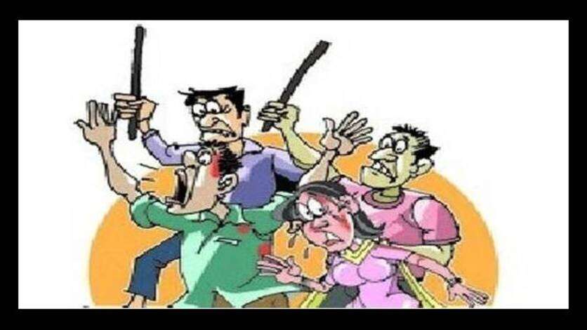 बसीरपुर गांव बना पुलिस छावनी: शराब ठेके को लेकर दो गुटों में हिंसक झड़प, गोलीबारी में तीन घायल, तोड़फोड़ और आगजनी