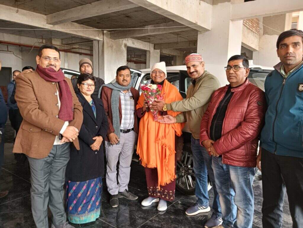 VBSPU: कुलपति ने किया मूल्यांकन केंद्र का निरीक्षण, प्रगति रिपोर्ट सौंपी गई