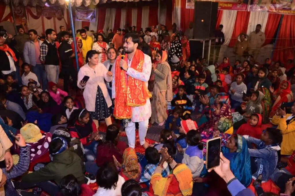 श्रृंगार महोत्सव : शीतला चौकियां धाम में उमड़ा भक्तों का सैलाब, भोजपुरी कलाकार अरविंद अकेला 'कल्लू' के देवी गीतों पर झूमे भक्त