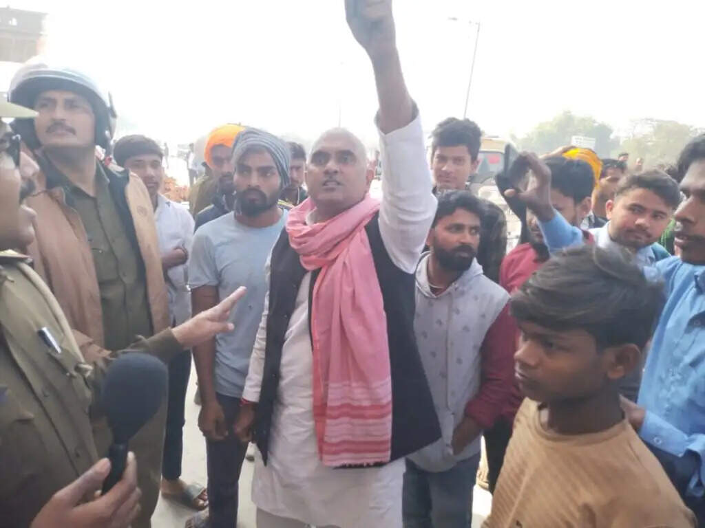 डीएमएलटी छात्र की मौत पर हंगामा : मेडिकल कॉलेज के सामने छात्रों का उग्र प्रदर्शन, सड़क जाम