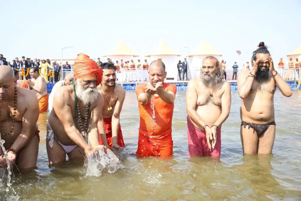Mahakumbh 2025 : गृहमंत्री अमित शाह ने त्रिवेणी संगम में लगाई पुण्य की डुबकी, CM योगी भी रहे मौजूद