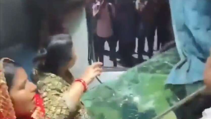 स्वतंत्रता सेनानी एक्सप्रेस पर पथराव: कुंभ स्नान के लिए जा रही भीड़ ने किया हंगामा, तोड़े ट्रेन के शीशे