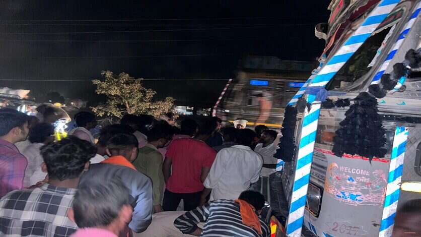 Jaunpur : तेज रफ्तार ट्रक की चपेट में आया बाइक सवार, मौत