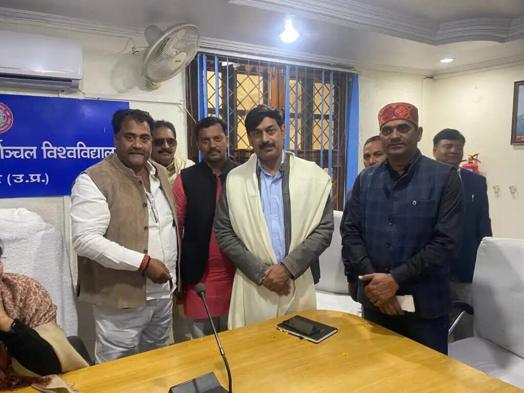 पूर्वांचल विश्वविद्यालय प्रबंधक महासंघ ने कुलपति प्रो. वंदना सिंह को मुकुट पहनाकर किया सम्मानित