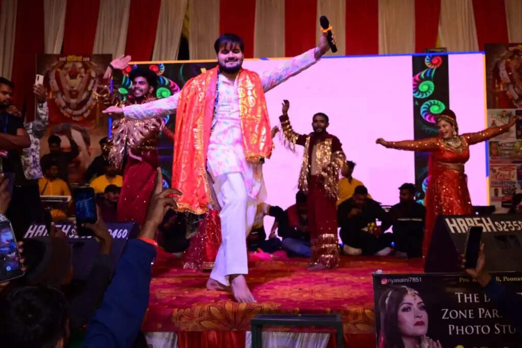 श्रृंगार महोत्सव : शीतला चौकियां धाम में उमड़ा भक्तों का सैलाब, भोजपुरी कलाकार अरविंद अकेला 'कल्लू' के देवी गीतों पर झूमे भक्त