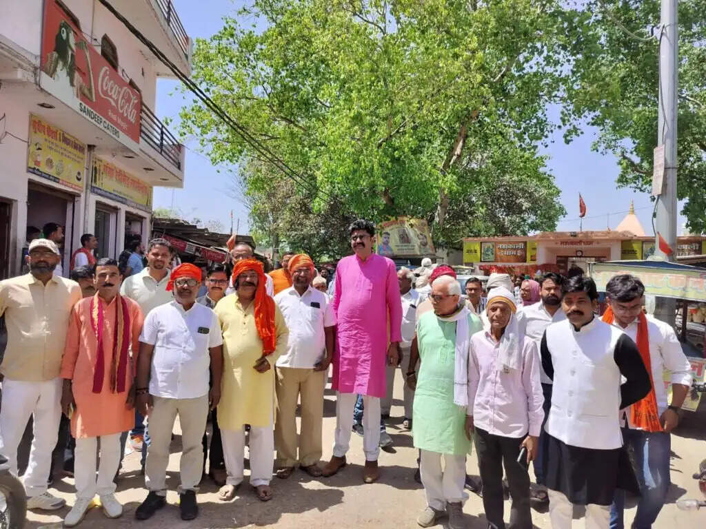 Rana Sanga Controversy : सपा सांसद के विवादित बयान पर क्षत्रिय समाज में आक्रोश, पुतला फूंका