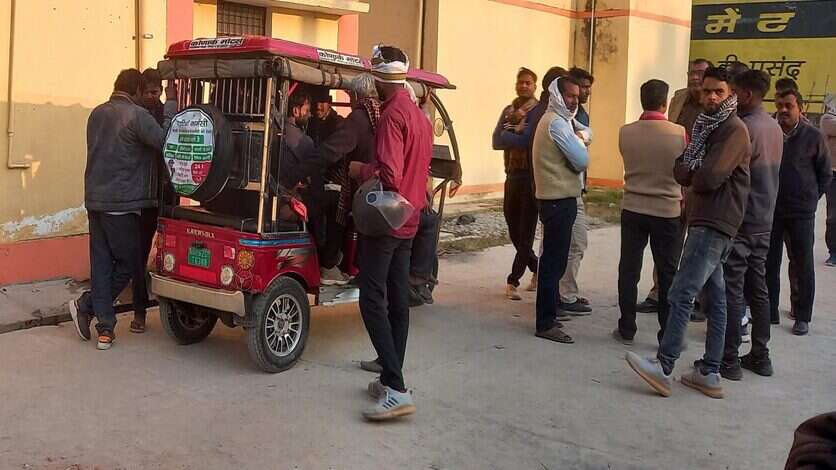 जौनपुर: 5 माह की नवजात की इलाज के दौरान मौत, पोस्टमार्टम के लिए ई रिक्शा से शव लेकर पहुंचे परिजन, एंबुलेंस की मांग