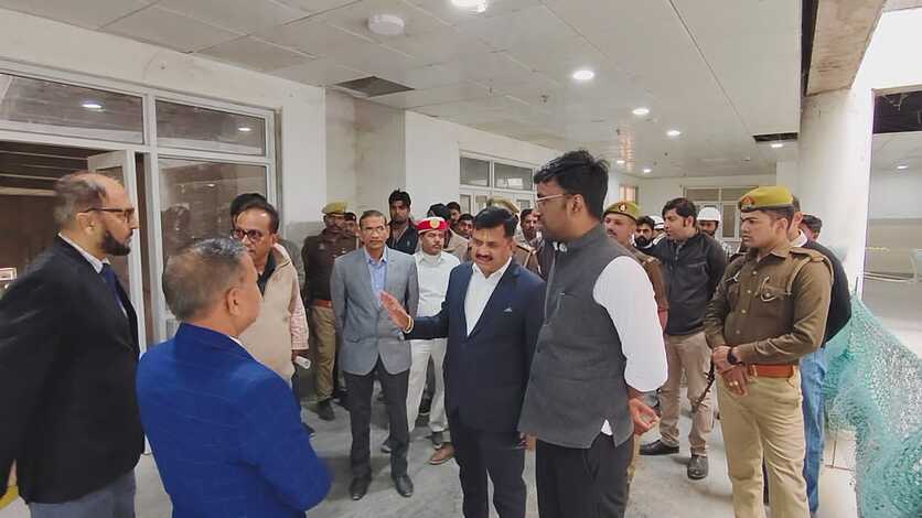 DM ने मेडिकल कॉलेज का औचक निरीक्षण किया, निर्माण कार्य में तेजी लाने के निर्देश