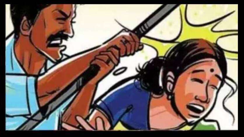 Jaunpur : पति ने पत्नी को लाठी-डंडों से पीटकर किया घायल, पुलिस को देख हुआ फरार