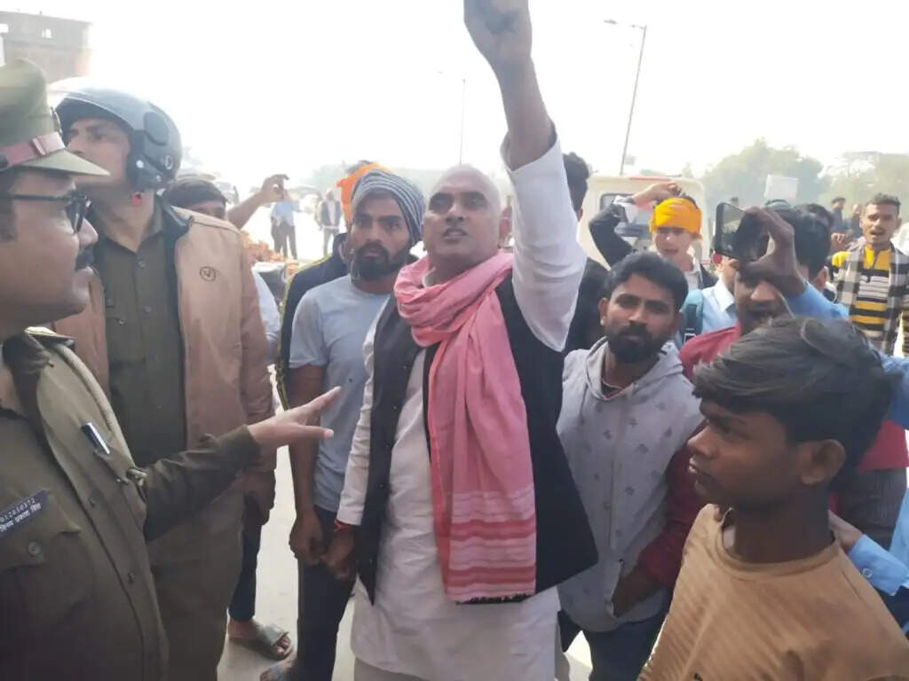 डीएमएलटी छात्र की मौत पर हंगामा : मेडिकल कॉलेज के सामने छात्रों का उग्र प्रदर्शन, सड़क जाम