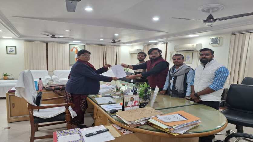 VBSPU : छात्रों ने संस्थान प्रमाणित मेल आईडी की मांग को लेकर सौंपा ज्ञापन