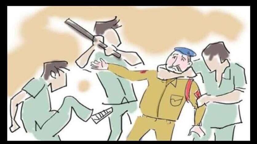 पुलिस पर ग्रामीणों का हमला : वृद्ध को थप्पड़ मारने से भड़के लोग, पुलिस टीम को जीप छोड़ भागना पड़ा