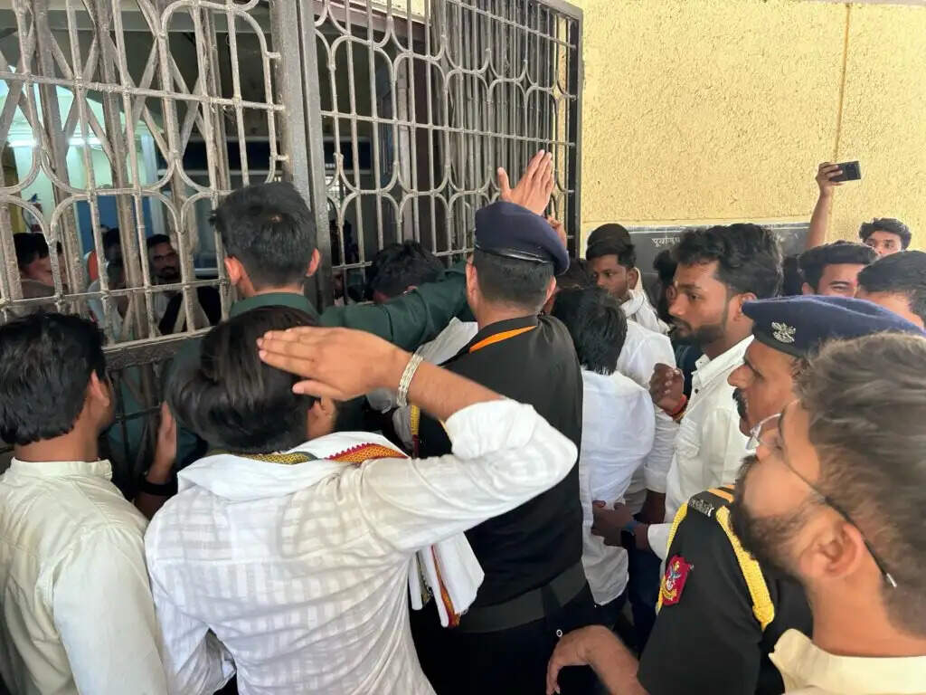 पूर्वांचल विश्वविद्यालय में विभिन्न मांगों को लेकर छात्रों का विरोध प्रदर्शन, कुलसचिव का खींचा हाथ, कर्मी का पकड़ा कॅालर