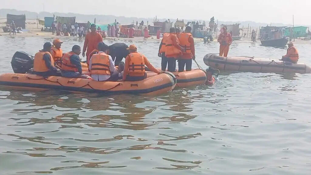 महाकुंभ के पलट प्रवाह के बाद वाराणसी में हादसों को दावत: गंगा में ओवरलोड नौका डूबी, बचाए गए 60