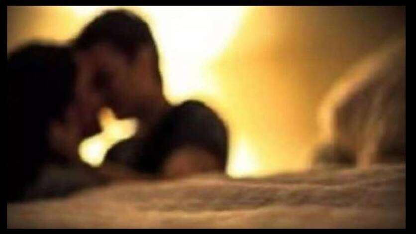 पति ने पत्नी को प्रेमी संग आपत्तिजनक हालत में पकड़ा, कुल्हाड़ी से काट डाला, फिर जो हुआ...