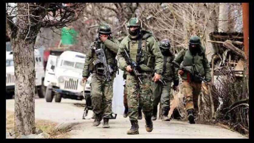 जम्मू-कश्मीर के कुलगाम में आतंकी हमला, पूर्व सैनिक की मौत, पत्नी और बेटी जख्मी