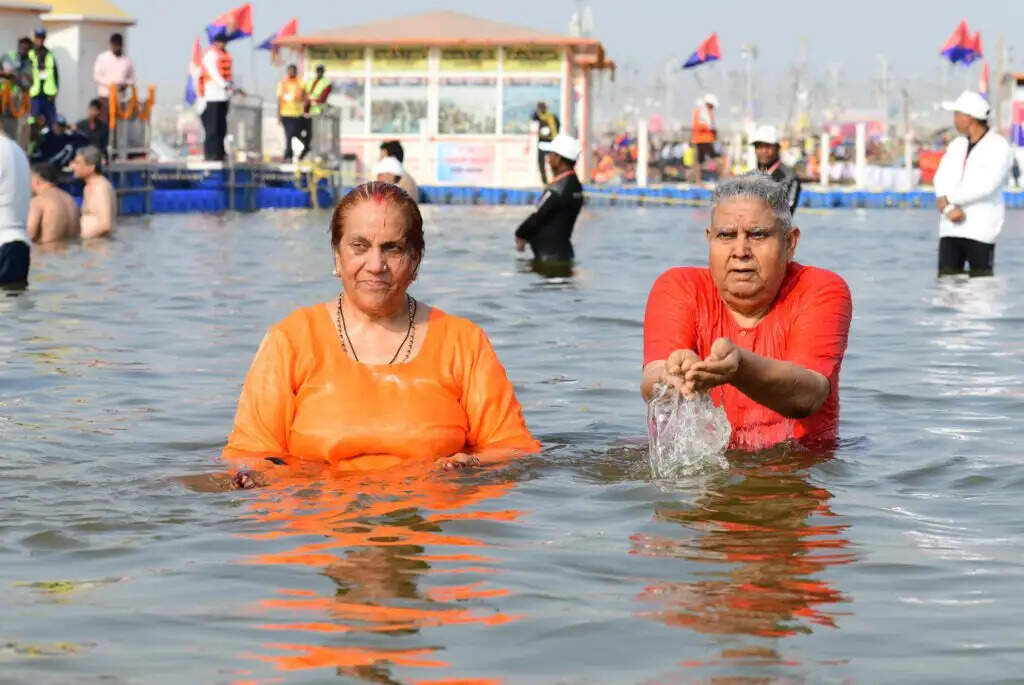 Mahakumbh 2025 : त्रिवेणी संगम में उपराष्ट्रपति जगदीप धनखड़ ने पत्नी संग लगाई पुण्य की डुबकी, की क्रूज की सवारी, साइबेरियन पक्षियों को खिलाया दाना
