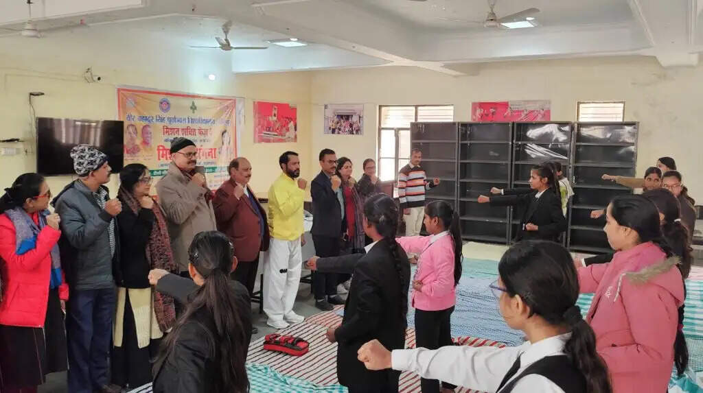 VBSPU: मिशन वीरांगना पर दस दिनी कार्यशाला का आयोजन, छात्राओं को दी गई मार्शल आर्ट और ताइक्वांडो की ट्रेनिंग