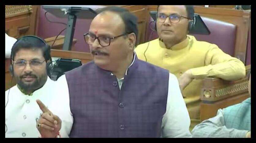यूपी विधानसभा में बजट सत्र के दौरान सपा का हंगामा, डिप्टी सीएम ब्रजेश पाठक ने मुलायम सिंह पर की टिप्पणी