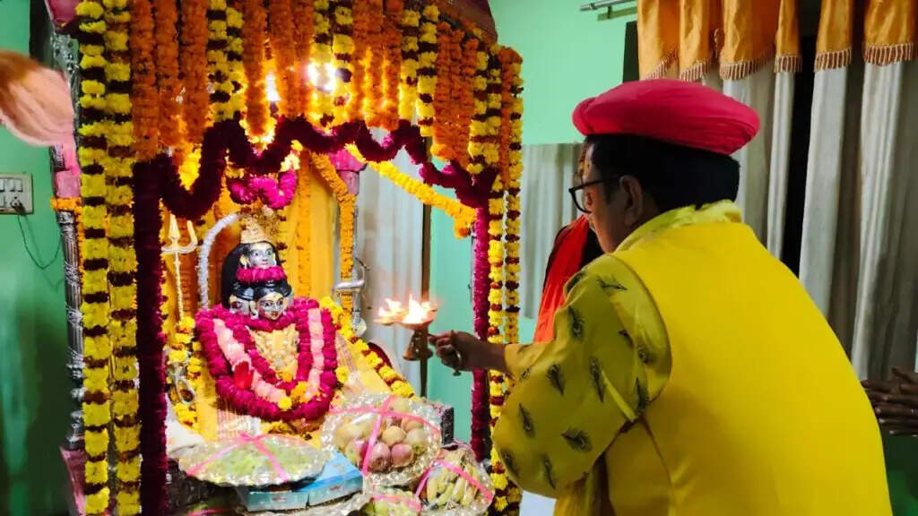 भोलेनाथ संग गौरा का विवाह उत्सव शुरू&nbsp;: बसंत पंचमी पर चढ़ा काशी विश्वनाथ को तिलक, मंगल गीतों से गूंजा महंत आवास