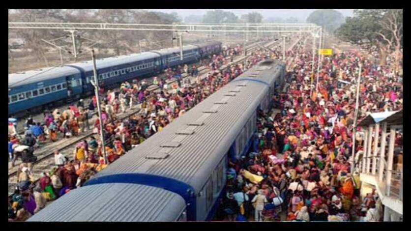 Mahakumbh 2025: श्रद्धालुओं की भारी भीड़ ने रोकी ट्रेनों की रफ्तार, ट्रैक पर खड़े होकर किया जमकर हंगामा