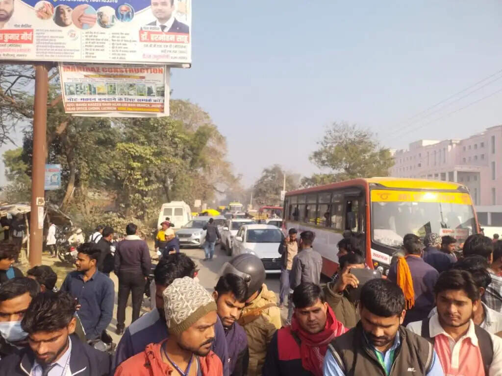 डीएमएलटी छात्र की मौत पर हंगामा : मेडिकल कॉलेज के सामने छात्रों का उग्र प्रदर्शन, सड़क जाम