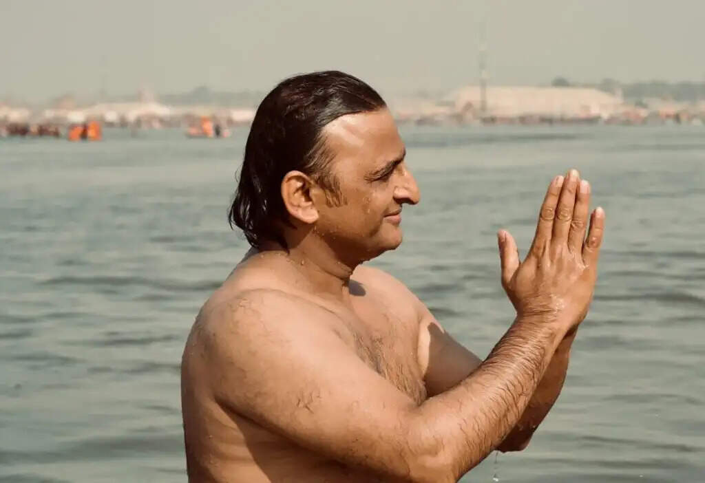 Mahakumbh 2025 : अखिलेश यादव ने संगम में लगाई पुण्य की डुबकी, बीजेपी का तंज-देर आए, दुरुस्त आए, अब चित्त…