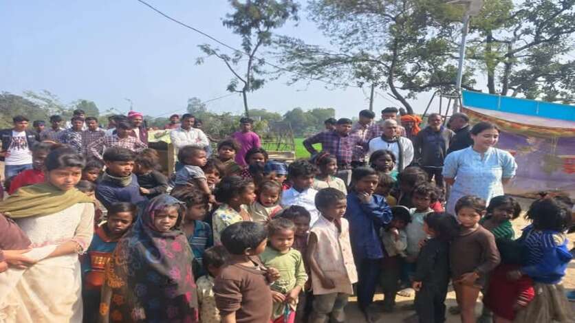 बनवासी बच्चों के बीच पहुंचीं  डॉ. रागिनी सोनकर : पाठशाला लगाकर नन्हें-मुन्नों को पढ़ाई अंग्रेजी, बोली विधायक नहीं दीदी बोलो...