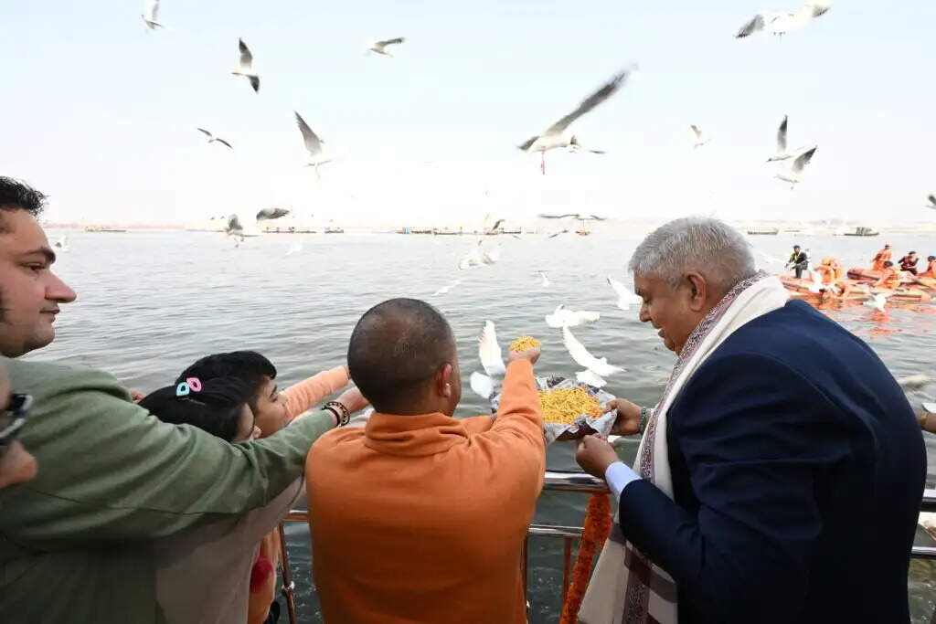 Mahakumbh 2025 : त्रिवेणी संगम में उपराष्ट्रपति जगदीप धनखड़ ने पत्नी संग लगाई पुण्य की डुबकी, की क्रूज की सवारी, साइबेरियन पक्षियों को खिलाया दाना