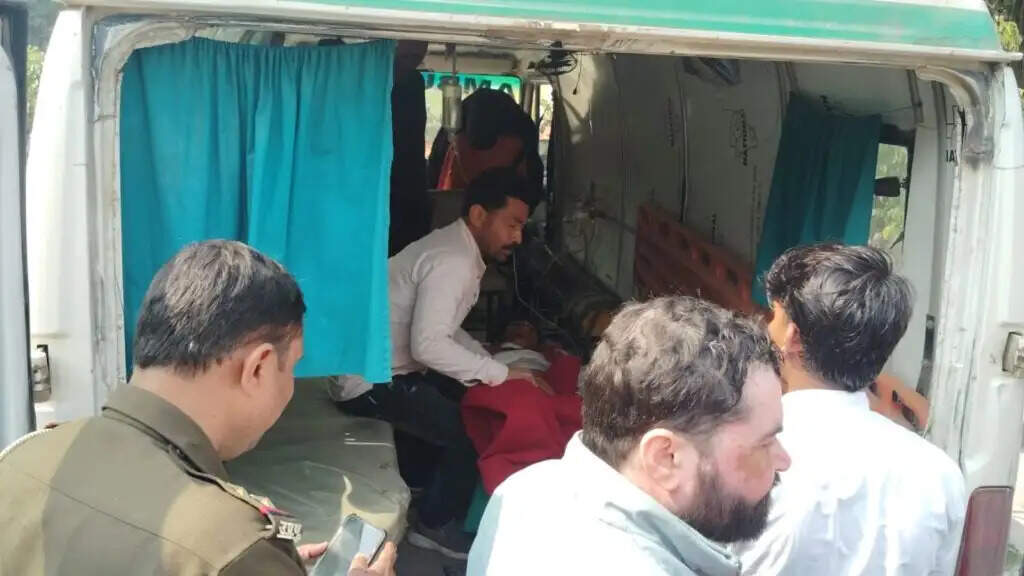 Jaunpur : इंटर कॉलेज के गेट पर 11वीं के छात्र को मारी गोली, एग्जाम देकर निकला था छात्र, हालत गंभीर