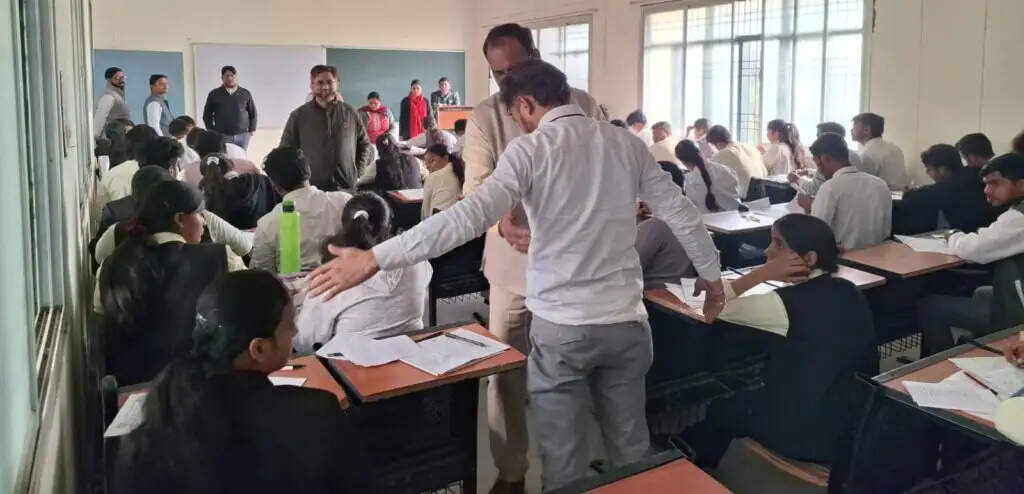 प्रबंध अध्ययन संकाय की परीक्षा का कुलपति ने किया निरीक्षण