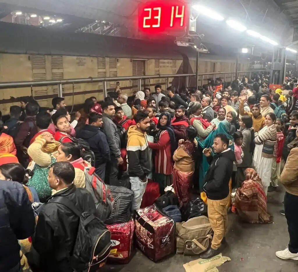 नई दिल्ली रेलवे स्टेशन भगदड़ में 18 की मौत : महाकुंभ जाने के लिए उमड़ी थी भीड़, रेलवे की लापरवाही उजागर
