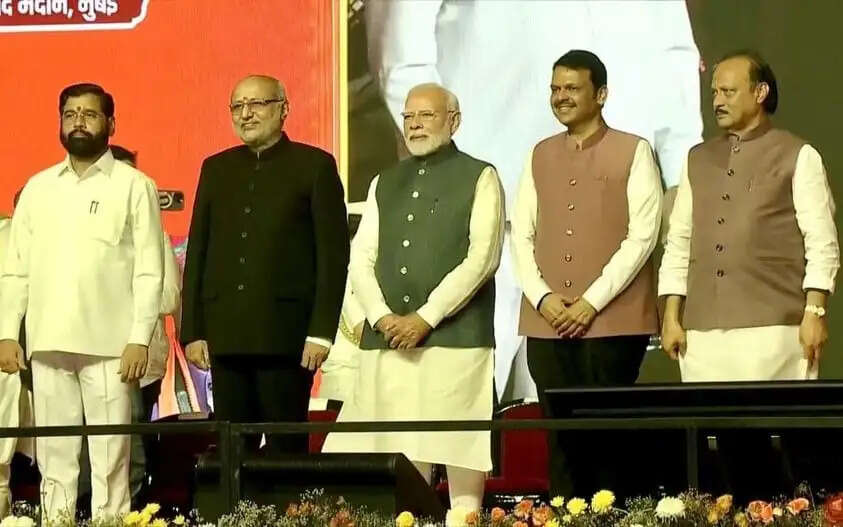 Devendra Fadnavis : महाराष्ट्र में तीसरी बार ‘फडणवीस सरकार’, पीएम मोदी की मौजूदगी में ली मुख्यमंत्री की शपथ