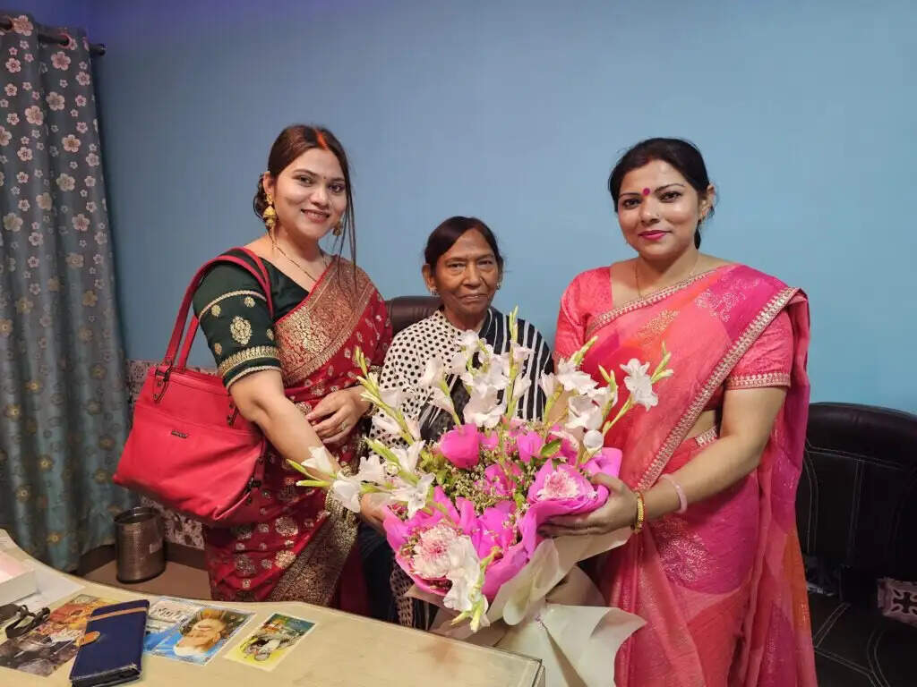 लखनऊ : लोक जनशक्ति पार्टी महिला मोर्चा की राष्ट्रीय अध्यक्ष ने की बैठक, प्रदेश अध्यक्ष डॉ. प्रीति उपाध्याय को दी संगठन विस्तार की बधाई