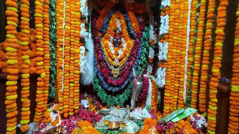 शीतला चौकियां धाम में सुरक्षा के मद्देनज़र बड़ा कदम: गर्भगृह में दीपक जलाने पर लगा प्रतिबंध