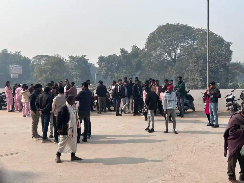 मेडिकल कॅालेज में वेतन कटौती पर जूनियर डॉक्टरों का विरोध प्रदर्शन : OPD सेवाएं बाधित, मरीज हुए परेशान