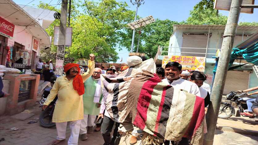Rana Sanga Controversy : सपा सांसद के विवादित बयान पर क्षत्रिय समाज में आक्रोश, पुतला फूंका
