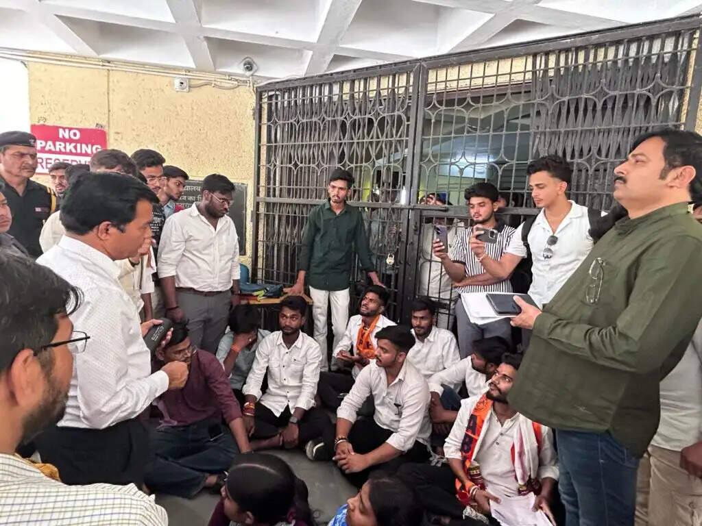 पूर्वांचल विश्वविद्यालय में विभिन्न मांगों को लेकर छात्रों का विरोध प्रदर्शन, कुलसचिव का खींचा हाथ, कर्मी का पकड़ा कॅालर