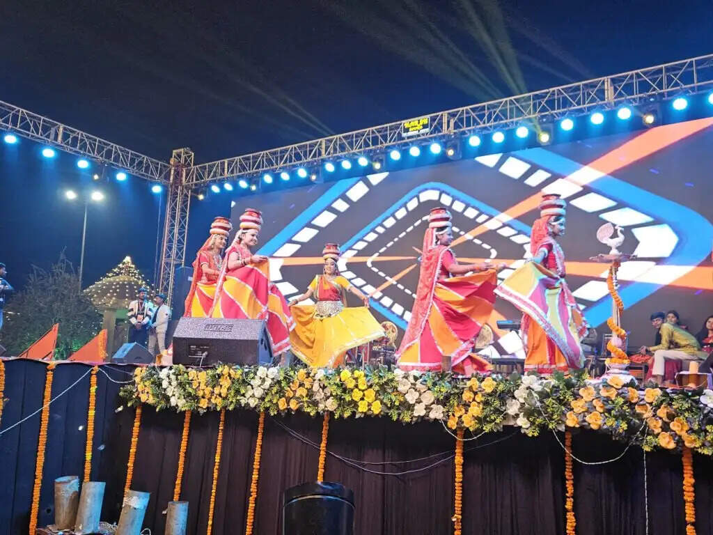 बदलापुर महोत्सव : दूसरे दिन बॉलीवुड के फेमस प्लेबैक सिंगर शब्बीर कुमार के गीतों पर जमकर झूमे दर्शक